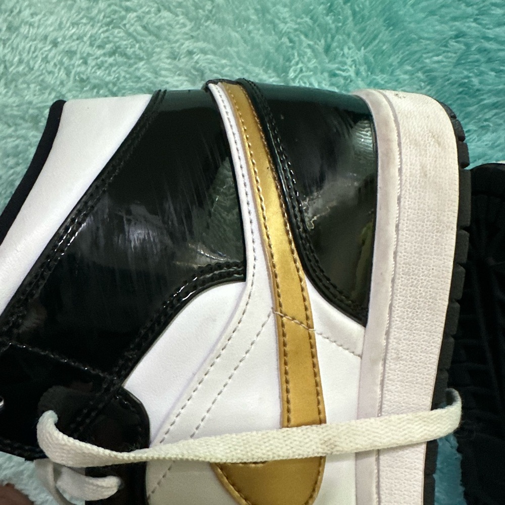 AIR JORDAN 1 RETRO MID SE PATENT BLACK GOLD Men's 11.5 - Picture 4 of 15